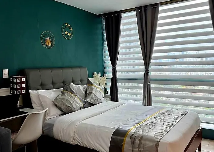 Lovely In The Heart Of Uptown Bgc - Soleil Pacific * Manila